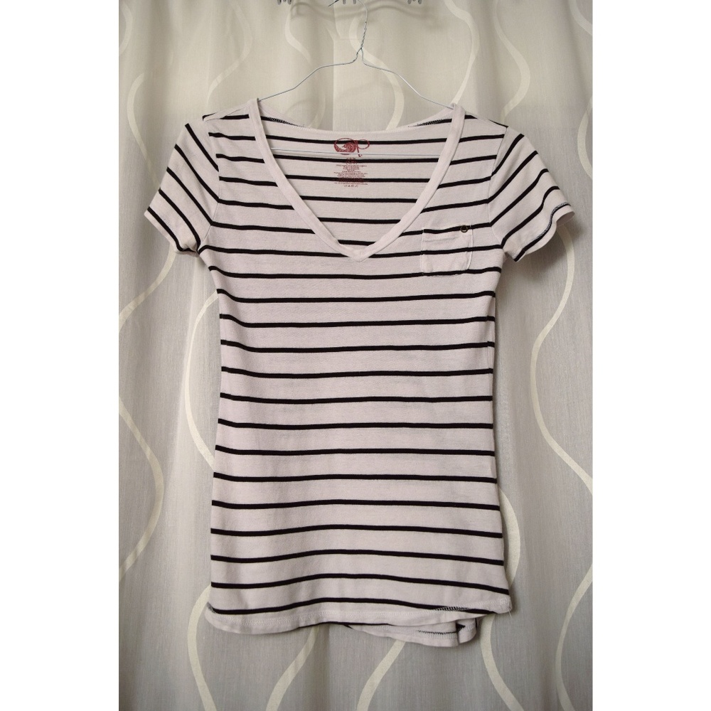 Black & White Stripe Vneck T-shirt w/ Chest Pocket | Size S